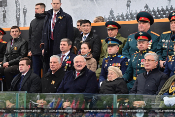 Лукашенко рассказал трогательную историю о ветеране, с которой сидел на параде в Москве