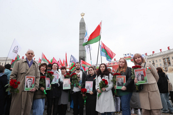 «Этого просит сердце»: сотрудники издательского дома «Беларусь сегодня» возложили цветы на площади Победы