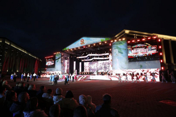 Гала-концерт «В девять часов вечера после войны» собрал благодарную публику на Октябрьской площади в Минске
