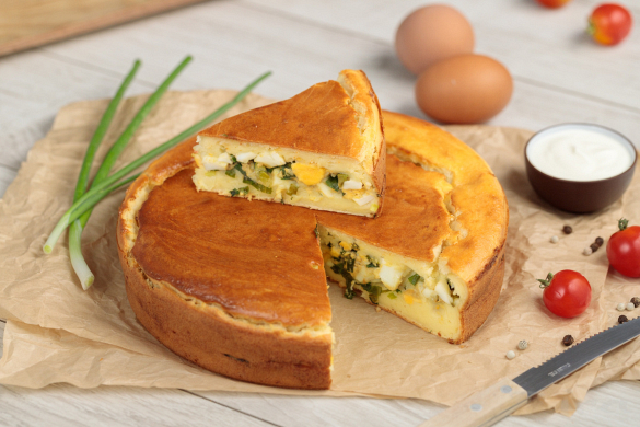 Простая и вкусная выпечка для всей семьи: рецепт заливного пирога с луком и яйцом