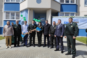 Работникам Копыльского опытного лесхоза вручили ключи от арендного жилья