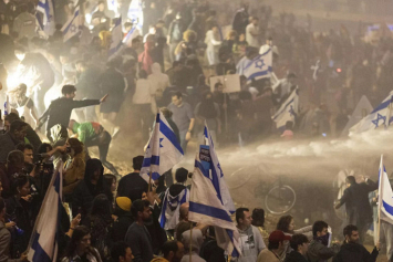 В Тель-Авиве полиция применила водометы и конные отряды для разгона митингующих