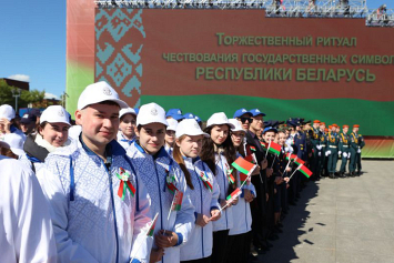 Представители молодежи принесли клятву верности госсимволам на площади Государственного флага в Минске