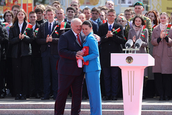 Василевская передала Лукашенко Государственный флаг Беларуси, побывавший на МКС