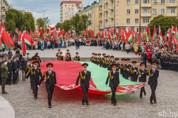 В Могилеве торжественная церемония чествования государственных символов прошла на площади Славы