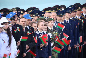 Лукашенко: белорусы вместе отстояли истинные государственные символы