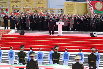 Лукашенко: белорусские герб, флаг и гимн, как и вся политика, вдохновлены идеями подлинного народовластия
