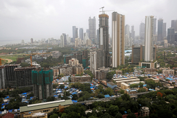 В результате падения рекламного щита в Мумбаи погибли не менее восьми человек
