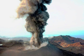 На Курилах вулкан Эбеко выбросил пепел на высоту 3,5 километра