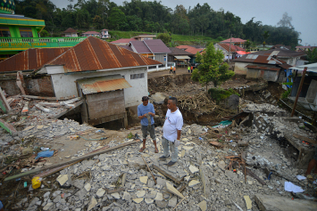 В Индонезии ведут поиски 35 человек, пропавших без вести из-за наводнения на Суматре