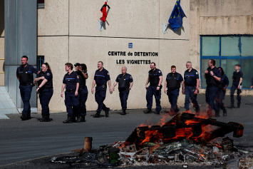 Во Франции разыскивают вооруженную банду, убившую полицейских 