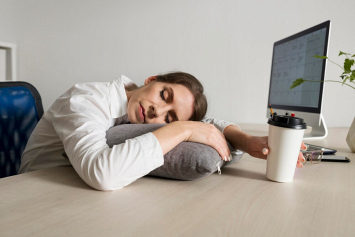 Постоянно зеваете во время работы? Сомнолог перечислил причины дневной сонливости