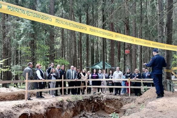 Представители Минстройархитектуры посетили раскопки массового захоронения жертв геноцида в урочище Уручье 
