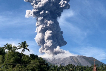 В Индонезии повысили уровень опасности до самого высокого из-за извержения вулкана Ибу
