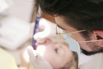 Из-за чего возникает и какого лечения требует оголение шейки зуба – отвечает стоматолог