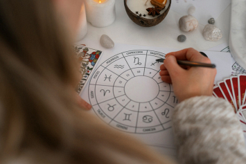 Астрологи назвали пять знаков зодиака, которые часто врут