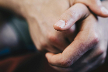 Невролог назвал 7 опасных заболеваний, при которых возникает онемение рук или ног