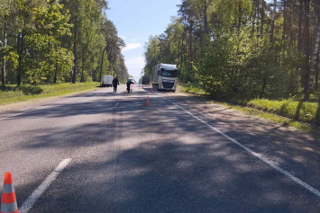 В Гомельской области при столкновении микроавтобуса с трактором погиб пожилой пассажир