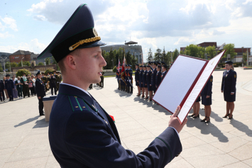На площади Государственного флага в Минске молодые прокуроры принесли присягу