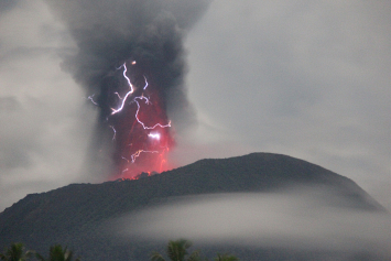 Извержение вулкана Ибу в Индонезии привело к эвакуации жителей семи деревень