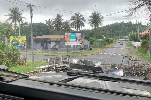 СМИ: Франция мобилизовала полицию, чтобы вернуть контроль над дорогой к аэропорту Новой Каледонии