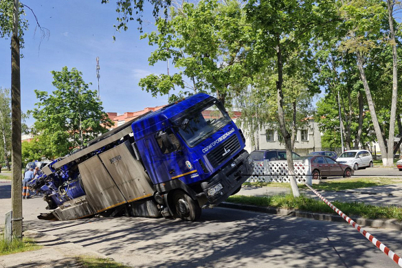 В Солигорске служебный автомобиль провалился под землю