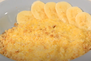 Питательный завтрак для взрослых и детей: как приготовить кукурузную кашу с бананом на сковороде