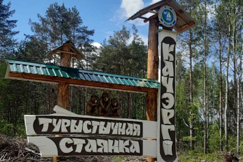 Красиво и удобно: в нацпарке «Нарочанский» обновили декоративные указатели проезда к турстоянкам