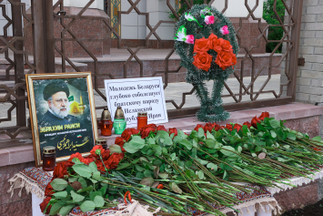 Фотофакт. Белорусы в знак скорби несут цветы к посольству Ирана в Минске