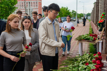 Сотрудники и студенты БГУ почтили память погибшего президента Ирана и сопровождавших его лиц
