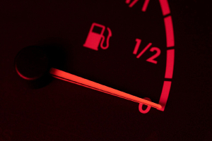 Сколько можно проехать на машине после того, как загорелась лампочка низкого уровня топлива