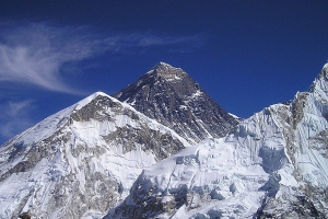 Непальский альпинист в 30-й раз поднялся на вершину Эвереста