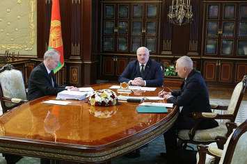 Лукашенко заслушал доклады заместителя Председателя ВНС и начальника Секретариата ВНС