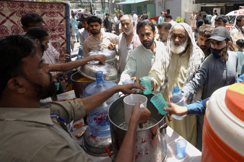 В Пакистане сотни людей пострадали от теплового удара