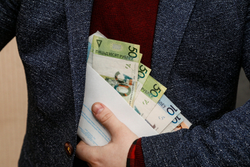О случаях выплаты зарплаты в конвертах в сфере общепита проинформировали в МНС по Минской области