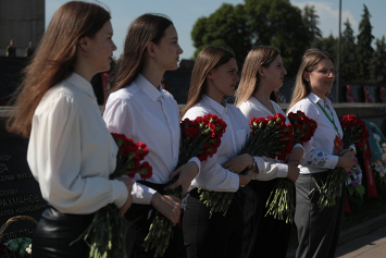 Фотофакт. Выпускники возложили цветы в мемориальном комплексе «Брестская крепость-герой»