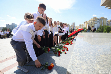 Выпускники возложили цветы к стеле "Минск - город-герой"