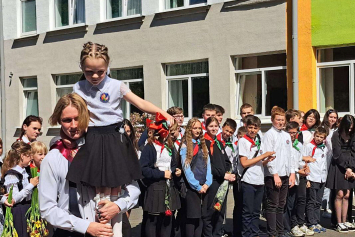 На торжественную линейку выпускников Пуховичской средней школы пришли почти все жители агрогородка