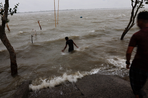 Количество жертв циклона «Ремал» в Индии и Бангладеш достигло 16, более 35 тысяч домов разрушены