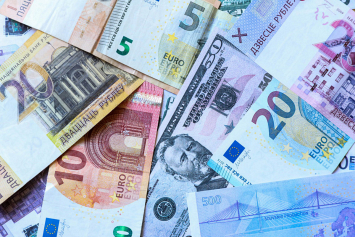 На торгах 28 мая доллар и юань подешевели, евро и российский рубль подорожали