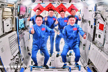 Экипаж китайского космического корабля «Шэньчжоу-18» успешно совершил первый выход в открытый космос