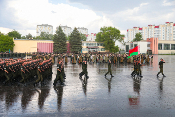 Фотофакт. Пешие расчеты в дождь готовятся к параду в Минске на 3 июля