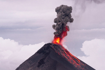 На полуострове Рейкьянес из-за извержения вулкана объявили режим ЧС