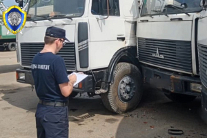 Водителя зажало между кабинами грузовиков на одном из предприятий Минска