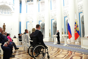 Путин вручил белорусу Алексею Талаю орден Дружбы