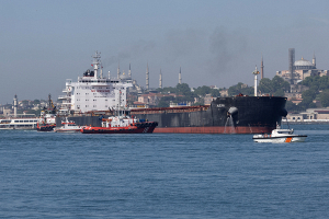 В проливе Босфор остановлено судоходство вследствие поломки двигателя у сухогруза
