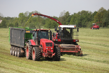 В Беларуси продолжается заготовка сенажа