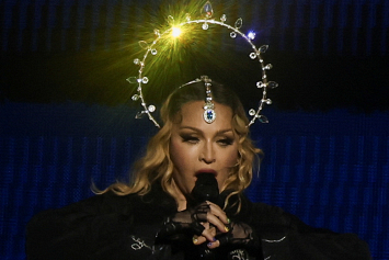 Поклонник Мадонны подал на нее иск в суд за «порнографию без предупреждения» на сцене