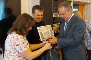 Кириченко накануне Дня защиты детей поздравил многодетную семью, дом для которой открывал 10 лет назад