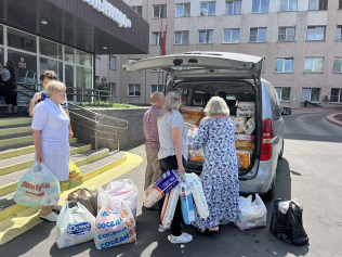 В Гомеле работники областной клинической больницы передали средства ухода Дому ребенка